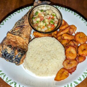 Attieké, plantain, légumes & poisson