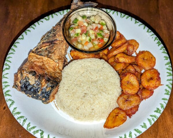 Attieké, plantain, légumes & poisson